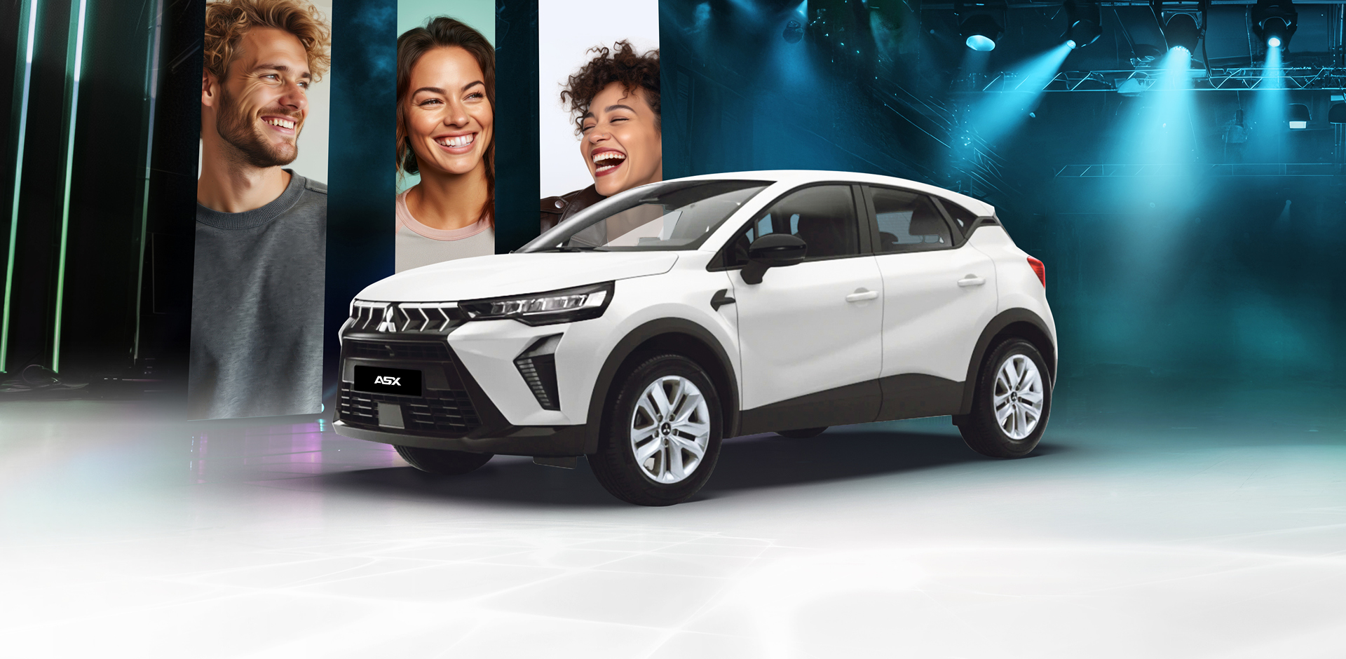 Mitsubishi ASX Diamant in Weiß mit drei lächelnden Personen vor modernem Bühnen-Setting mit blauer Beleuchtung