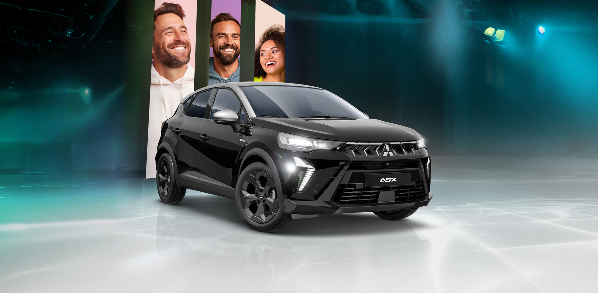 Mitsubishi ASX Black in Schwarz mit drei lächelnden Personen im Hintergrund vor blauem Bühnen-Setting